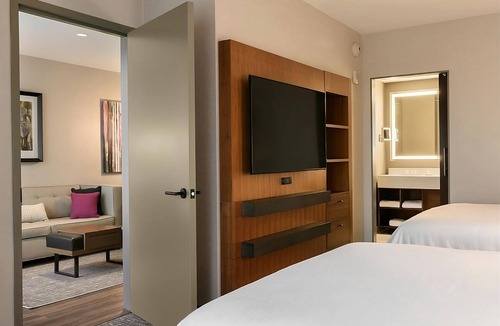 Berkeley Heights Hotel | Your Relaxing Getaway Awaits! Free Breakfast, Pool, Pets Allowed, Parking!