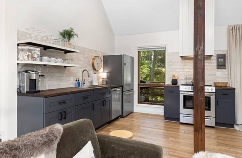 Nellysford House | Zero step entry- EV charger- 2 King suites