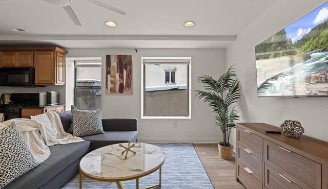 2BR Modern Retreat – Sleeps 6 Near Liberty Bell