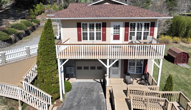 3 beds & 2 baths upper level of house in Deep Gap with easy access to Boone.