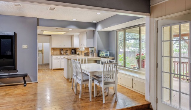 5br home SW Austin. Huge yard. Relaxing garden. Games. Water slide. 3 patios.