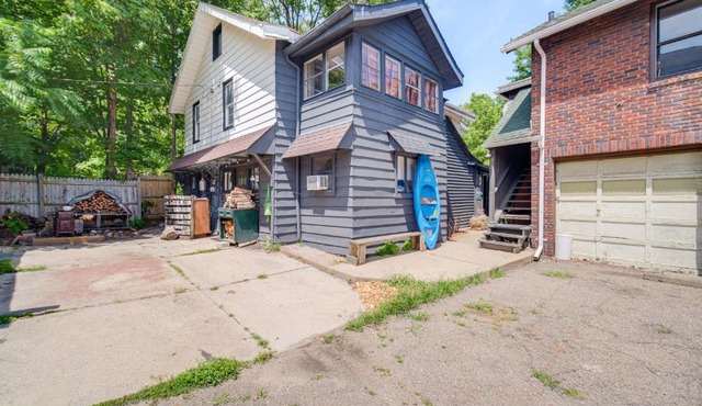 7 Mi to Cuyahoga Valley NP: Walkable Apt!