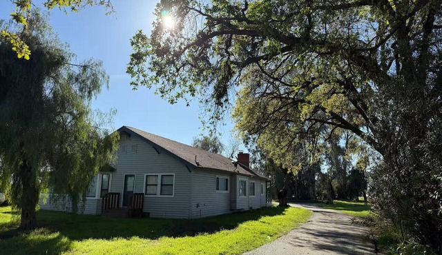 Beautiful Rustic 4-bedroom farm house with AC in charming Clovis in Clovis
