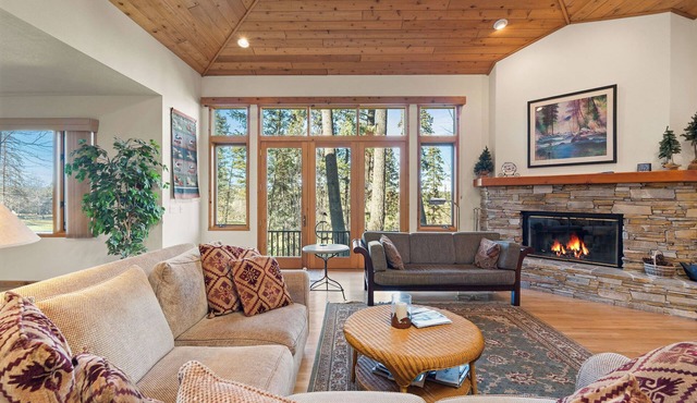 Bigfork Eagle Bend House - Spacious, Private & Serene - 4 Bdrm/4 Bthrm in Bigfork