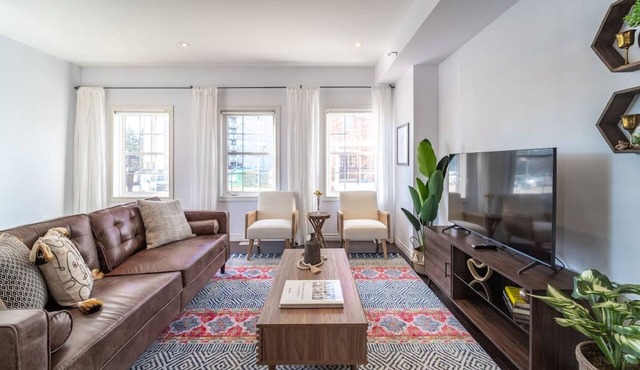 ✦Boho-Chic Home: 4 BR + ❤ of City + Patio & BBQ
