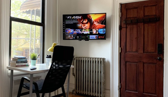 Charming Bright Apartment, Parking, 20 mins to NYC