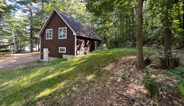 Charming Lakefront Apartment with Stunning Views and Cozy Amenities