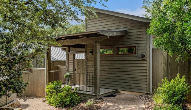 Charming Lakeside Cabin - BBQ Grill - Pickleball