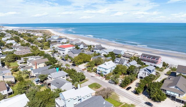 Charming Second Row Beach House, 2 Updated Kitchens, 2 Screened Porches, Grill