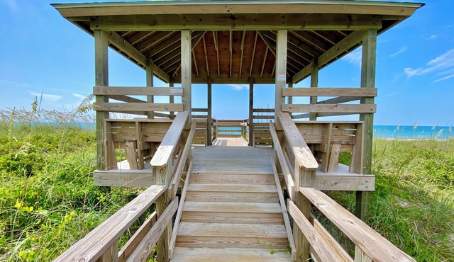 Charming studio condo with wifi, pool, cable - just steps from the ocean!