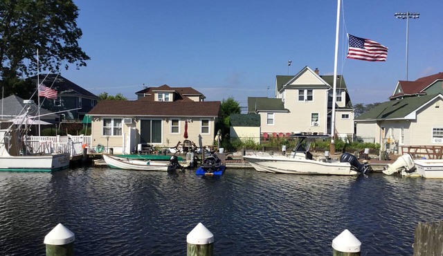 Charming Waterfront Cottage: Great summer rental as well as year round! in Freeport
