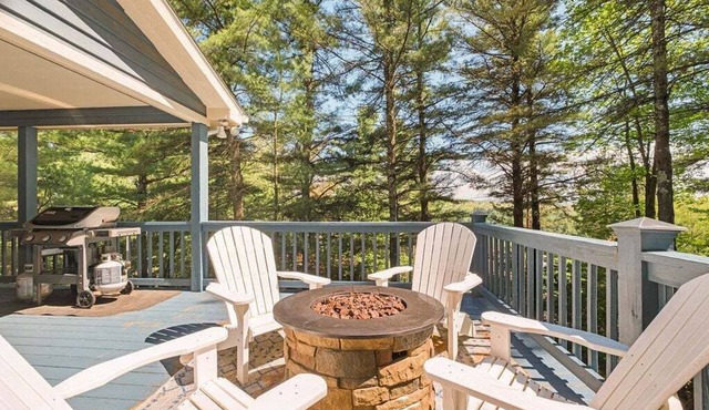 Deep Creek Escape w/Hot Tub, Fire Pit & Pool Table