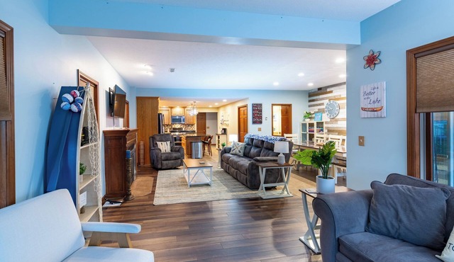 Dockside Daze | Lakefront + Hot Tub | Sleeps 12, Stellar Sunsets in Bristol