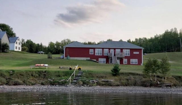 Edgewater Hideaway, Relaxing Waterfront Private Queen Suite Apartment in Dumfries