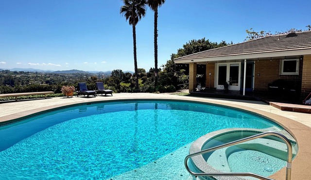 Fallbrook’s guest-pool house : An old Hollywood stars escape