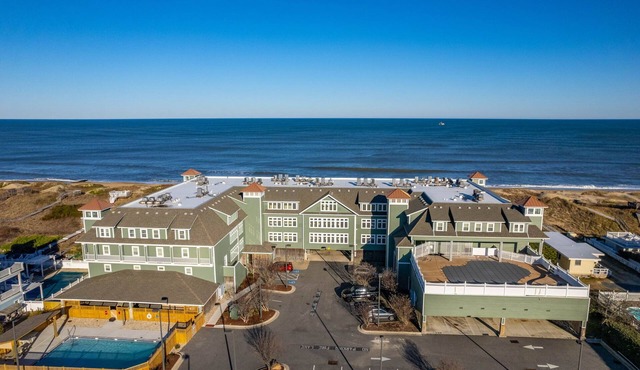 First Flight Retreat 215: Oceanfront condo, Great Views & Easy Walk to Beach!