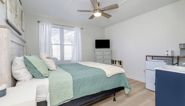 Freshly Renovated Queen Studio. Downtown Location, Walk to the Beach!