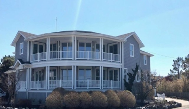 GORGEOUS BAY SIDE HOME!