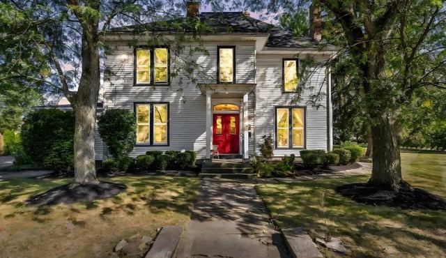 Large Historic Mansion Near Cleveland | Sleeps 12