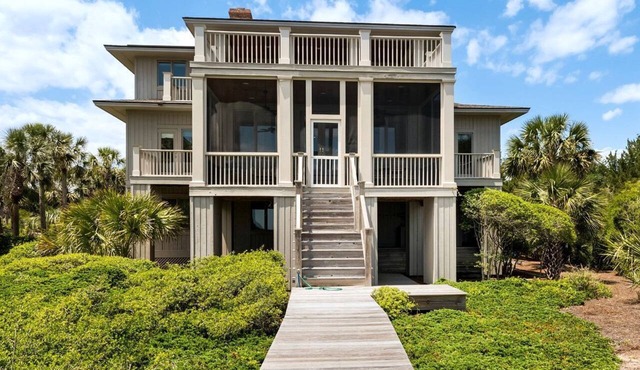 Luxurious Oceanfront Getaway with Stunning Views and Beach Access in Georgetown, South Carolina