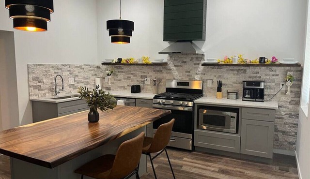 Luxury 2BR within walking distance to Nightlife!