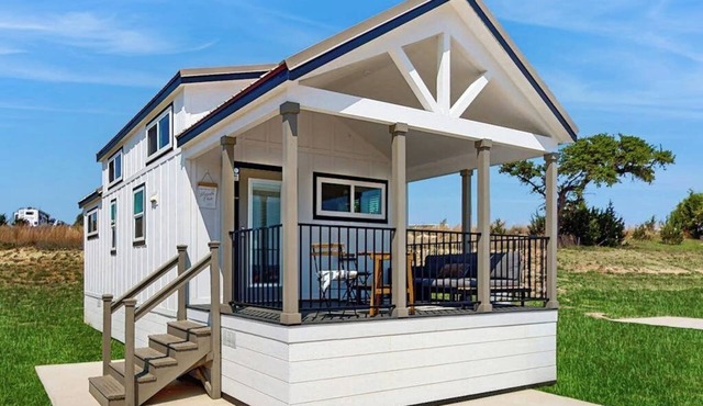 Modern tiny home with loft, kitchen, cozy patio and shared pools, great location