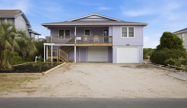 Oceanfront screened porch & private walkway to beach, 3 outdoor showers & WiFi