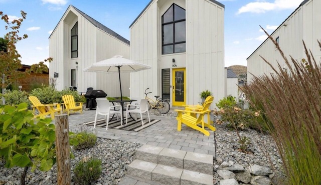 Paddle boards, Fire table, Bikes, Outdoor Heater & Covered Patio, Outdoor Games in Chelan