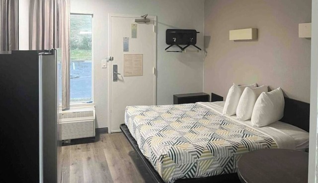 Pet-Friendly Accommodation Near Downtown Augusta - 5.8 miles in Augusta