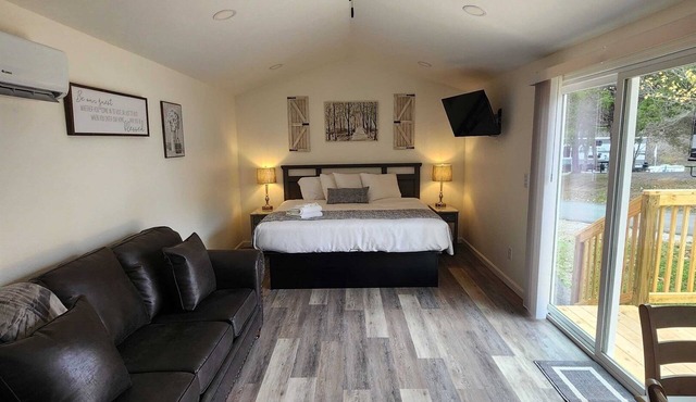 Pet-Friendly Studio Cottage in Pigeon Forge