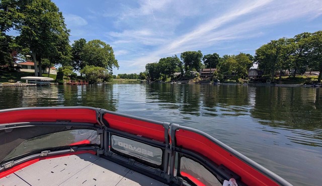 PLX Summer Getaways: 3BR Lakefront Oasis & Boat Sleeps 8