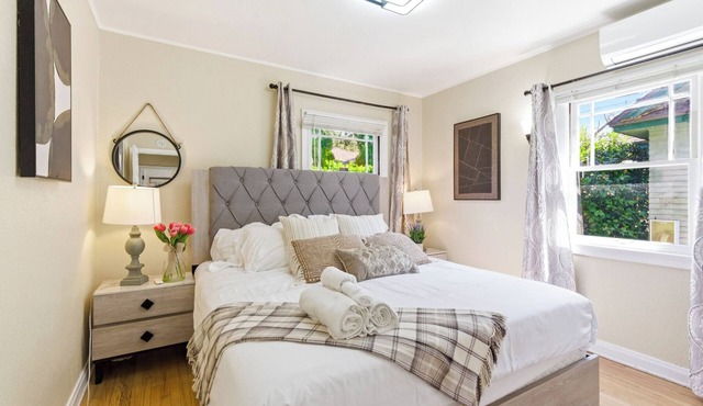 Private Detached Bungalow in Prime Pasadena King Bed Peaceful & Central!