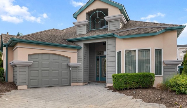 Private House with Resort Living Amenities in Diamond Beach's Hidden Gem