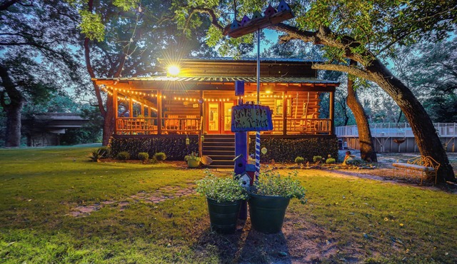 Private Pool: Fun Riverfront Retreat in Hamilton!