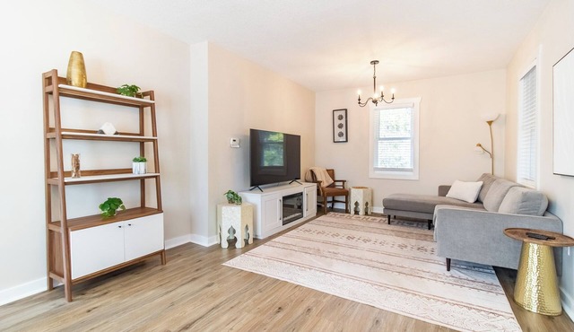 Quaint & Comfy Eudora House - Perfect for Families or Weekend Escapes