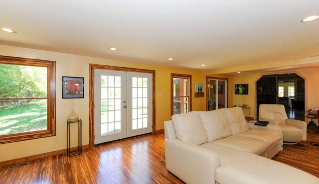 River front Farmhouse 5 minutes to the Smoky Mountains!