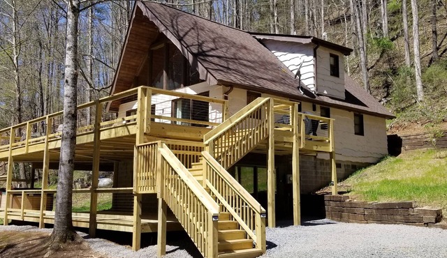 River Rock: stream side, 11 acres, hot tub, waterfall