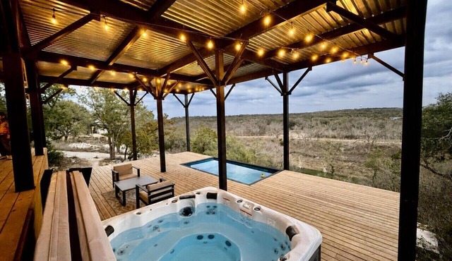 Riverfront, Views, Hot Tub, Sleeps 8, 3 King Beds