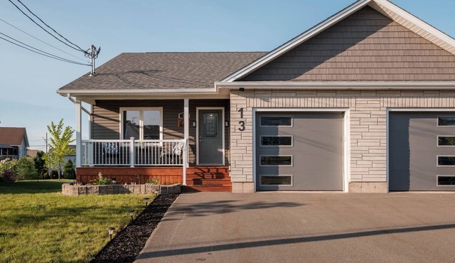 Riverview Fundy Retreat!!! Bright & Cozy Home, Near Bay of Fundy Attractions in Riverview