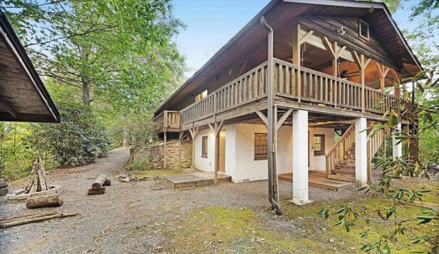 Rustic cabin with deck, picnic table & hot tub - recreation room in basement