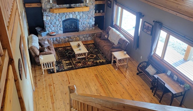 Rustic Knotty Pine Lodge with views, Games, Coffee Bar, Loft ! in Riverton