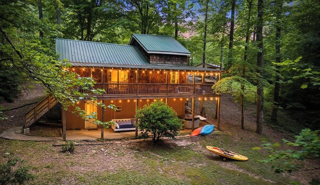 Secluded 2BD with a loft; Cabin w/Hot Tub & River/Lake Access. Free use of two kayaks and one stand-up paddleboard.