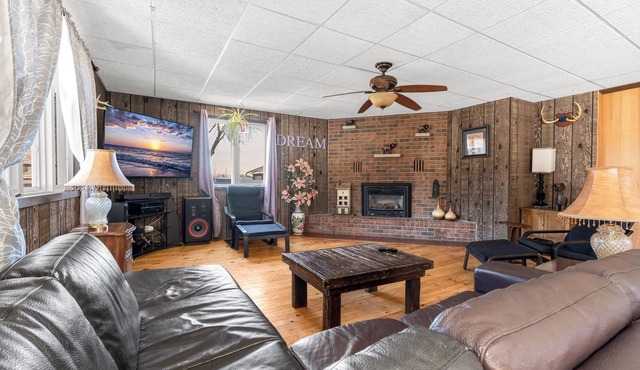 SIMCOE SUITES - QUIET 3 BEDROOM HOUSE