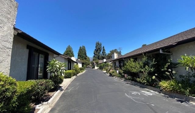 SPACIOUS 2-bed 2 bath condo w everything 2 car parking , near Metro ALL welcome