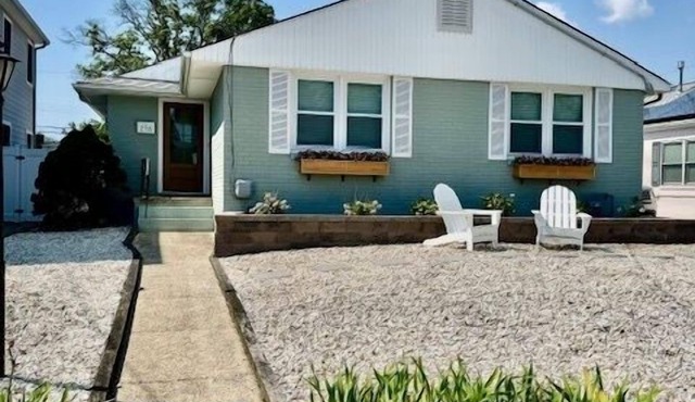 Spacious 3BR 2ba Beach Ranch, NEW RENOVATIONS! - Great location, Sleeps 8!