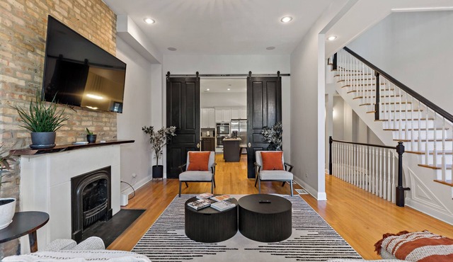 Spacious 4BR Bronzeville Retreat - Near Downtown - Sleeps 9
