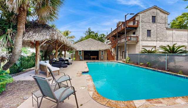 Spacious home with full kitchen, patio, private pool and game room, pool table in Bacliff