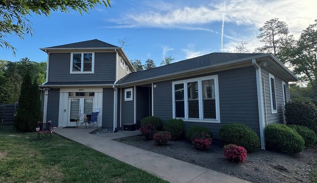 STEP onto UVA Grounds, WALKABLE to Scott Stadium, Corner, Downtown