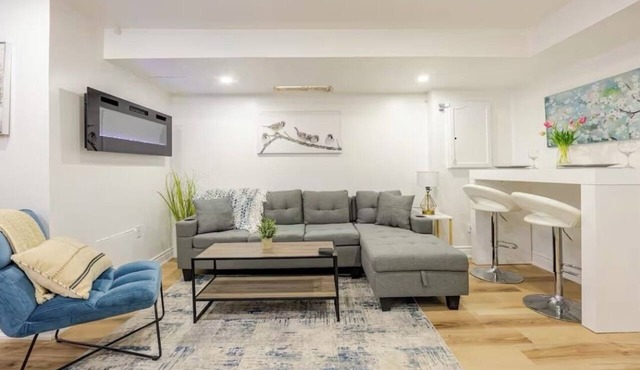 STUNNING & SPACIOUS 1 BEDROOM OASIS