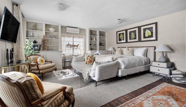 Timeless Carriage House Stay in Old Town, Alexandria